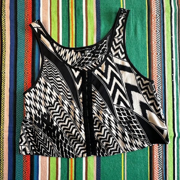 hook and eye closure cropped swing tank top - Picture 1 of 5
